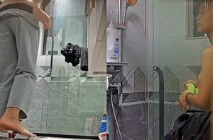 偷拍第二位表妹洗澡与尿尿