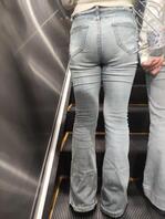 街拍牛仔裤，喜欢这种若隐若现的感觉嘛大哥们把你们拍的分享看看