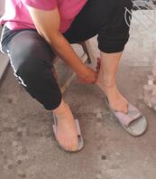 绿母出卖亲妈的臭脚短丝