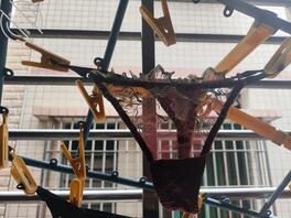 偷拍骚货表姐，把你们亲戚也发出来。