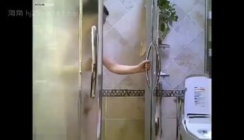 超近距离欣赏岳母的乳房