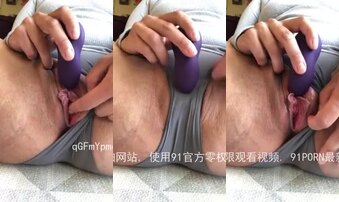 肥美女女疫情憋太久了，在自家客厅自慰喷了一地