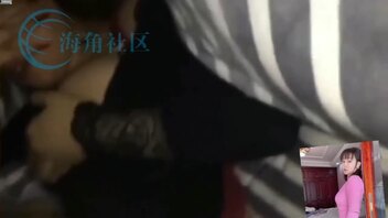 母子，晚上睡不着，上老妈。老妈不让拍