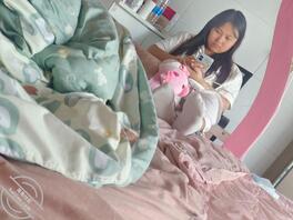 偷拍杨鑫蕊的白袜脚底，喜欢的评论辱骂1