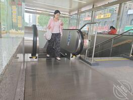 地铁偷拍熟女合集，老骚逼大妈2