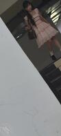 厕所偷拍同一个美女两种不同的风格，一个甜妹风一个野蛮风，很难想象是同一个1