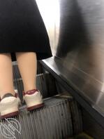 不小心摸到腿了还对视了两眼