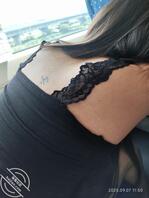 高铁站偷拍黑裙纹身小美女，漏臀线看着很有感觉。1