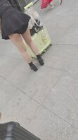 高铁站偷拍黑裙纹身小美女，漏臀线看着很有感觉。