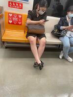 地铁少妇，小腿一劈甚是有味道2