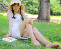 少女拍写真露出半个B2