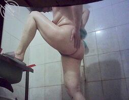 偷拍农村老妈洗澡