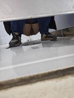 晨跑公厕拍一个少妇，光线不好