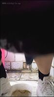 拍到女同事拉屎撒尿了，逼逼里居然流出白浆！刚被操过吗？