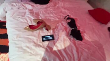 血缘交融-我被小姨嫖了，骗我到酒店上了我 我被小姨骗到酒店嫖了我