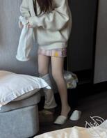 清纯女大，无毛粉嫩小穴夹的太紧了。把肉棒抹上酸奶让她舔。2