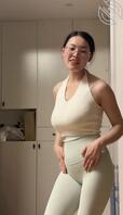 毫无防备的被我拍，不知道我已经把她放在网站上，希望早日被大哥勾引拿下1