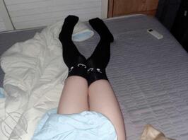 你 过来把我的丝袜脱掉。玩弄我的小骚穴。快一点