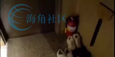 重度绿帽夫妻，骚妻迫不及待等单男进门就开始给单男吃鸡巴