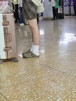 街拍女大学生白袜1