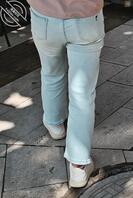 尾随偷拍小少妇，牛仔裤配翘臀真不错。0