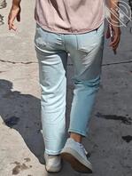 尾随偷拍小少妇，牛仔裤配翘臀真不错。2