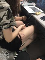 【偷拍】在上课时偷拍女大学生，超短裤和大白腿看得我很硬0