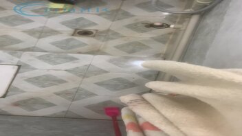 真实偷拍高中生小姨子洗澡