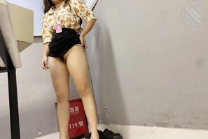 【抄底偷拍露逼毛】舅妈的大粗腿比小女生的要好看不服来战！2