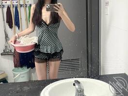 反差学姐脱衣秀