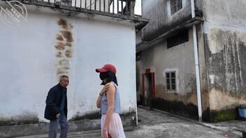 【露出专题】骚逼穿着透明薄纱长裙，城中村白天诱惑过路老头0