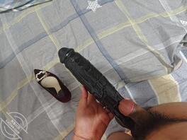 回家发现我妈衣柜里的大黑屌逆天有32厘米，这么大一根怎么插进去啊，想不通0