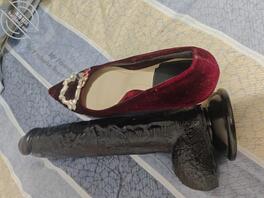 回家发现我妈衣柜里的大黑屌逆天有32厘米，这么大一根怎么插进去啊，想不通1