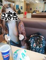 就喜欢把逼露出来---小姐姐大胆卡座上玩露出，这谁看了还有心情吃东西0