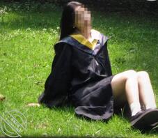 爸爸们的骚女儿毕业了，下面真空去诱惑男同学1