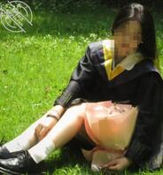 爸爸们的骚女儿毕业了，下面真空去诱惑男同学2