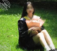 爸爸们的骚女儿毕业了，下面真空去诱惑男同学