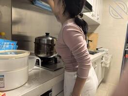 (原创 亲妹)中秋节回到家里半夜趁爸妈妹妹睡着，偷拍妹妹小逼