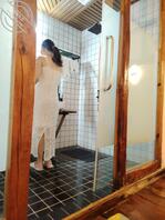 （我爱嫂子）带着嫂子出来开房，叫声大也不害怕0