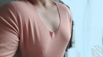 天冷衣服增厚，里面真空没内衣胸部走路一颠一颠的2