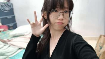 06少萝逼脸同框 嫩穴都没开发2