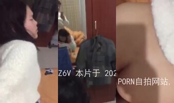 她爸妈在外面我在她房间里草她不敢叫大声