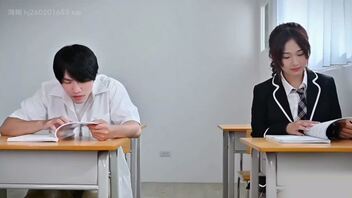 和同桌同学在学校偷情，被老师发现了，老师威胁我们也有加入战斗