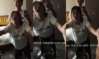 漂亮厂妹一进房间衣服都来不及脱就对着镜子敢，看她那骚样