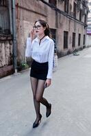 约拍两个小姐姐 让她穿开档丝袜 两个都骚