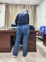 偷拍办公室大屁股人妻0