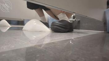 厕拍在上大学的姐姐2