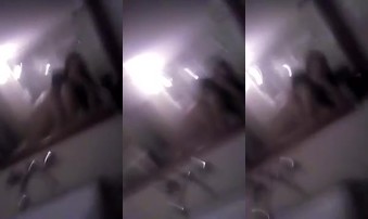 和女朋友在酒店草，叫声很大