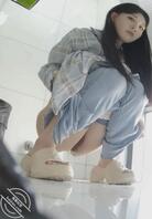 厕拍车展中心超嫩的小姐姐1