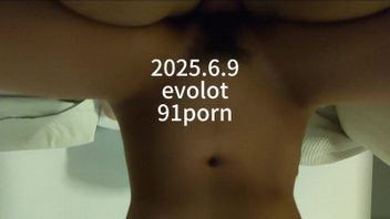 骚逼女友沙发女上激情